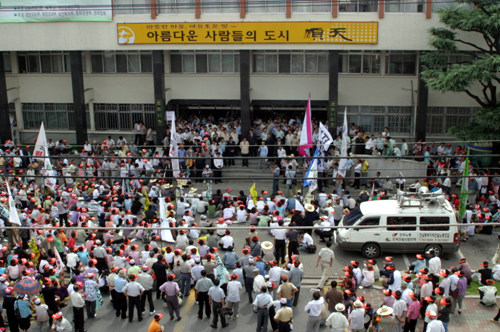 순천시청을 가득 메운 농민들 